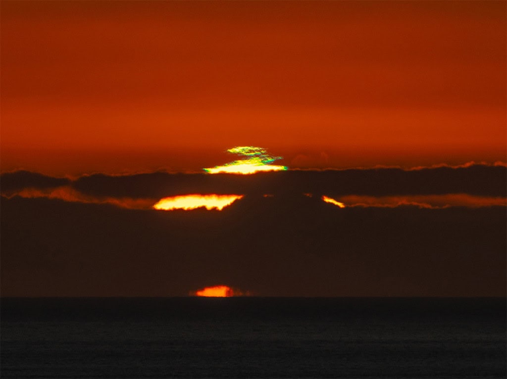 Flashes de esmeralda e safira transformam o pôr do Sol Quando o Sol se põe, os tons dourados e alaranjados que tingem o céu já garantem uma despedida de tirar o fôlego. Mas, às vezes, isso pode ficar ainda mais espetacular – quando a ciência e a natureza, juntas, proporcionam fenômenos ópticos tão incomuns que parecem lendas. É o caso de uma visão breve conhecida como flash verde e de seu irmão ainda mais raro, o flash azul. Flashes de esmeralda e safira transformam o pôr do Sol