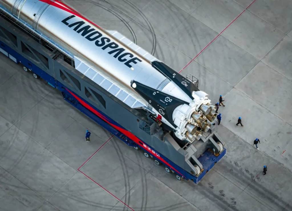 China testa motores de primeiro foguete reutilizável antes do voo de estreia Na segunda-feira (20), a China deu um passo importante rumo ao lançamento de seu primeiro foguete reutilizável. A empresa LandSpace realizou um teste de fogo estático com o Zhuque-3, um foguete feito de aço inoxidável que deve voar pela primeira vez ainda este ano. O objetivo foi verificar o desempenho dos motores enquanto o veículo permanecia fixo à base de lançamento. China testa motores de primeiro foguete reutilizável antes do voo de estreia