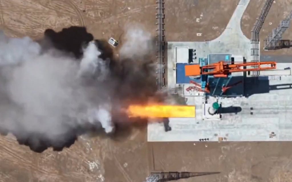China testa motores de primeiro foguete reutilizável antes do voo de estreia Na segunda-feira (20), a China deu um passo importante rumo ao lançamento de seu primeiro foguete reutilizável. A empresa LandSpace realizou um teste de fogo estático com o Zhuque-3, um foguete feito de aço inoxidável que deve voar pela primeira vez ainda este ano. O objetivo foi verificar o desempenho dos motores enquanto o veículo permanecia fixo à base de lançamento. China testa motores de primeiro foguete reutilizável antes do voo de estreia