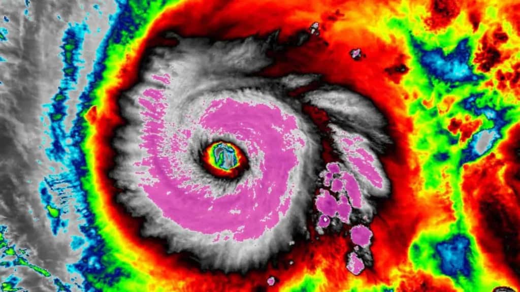 Imagens feitas por avião mostram o interior do furacão Melissa O Melissa entrou para a história ao atingir a costa oeste da Jamaica como um furacão de categoria 5. Com ventos de até 300 km/h, ele provocou ondas de quatro metros de altura, causando mortes e deixando um rastro de destruição ainda incalculável na região. Imagens feitas por avião mostram o interior do furacão Melissa