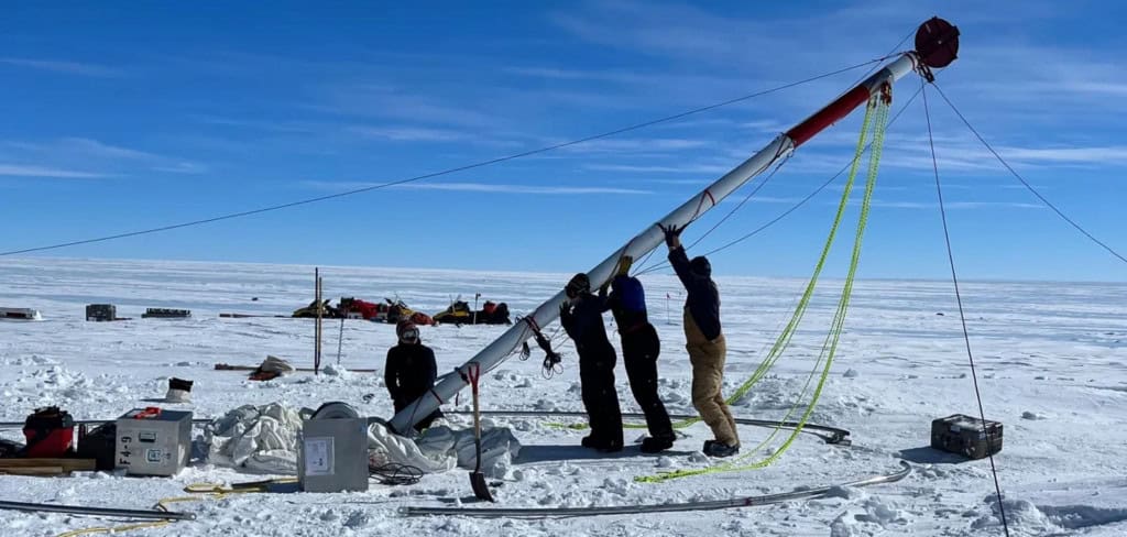 As amostras, retiradas das Allan Hills, contêm bolhas de ar que preservam a atmosfera da Terra de um passado remoto. (Imagem: Julia Marks Peterson / COLDEX)
