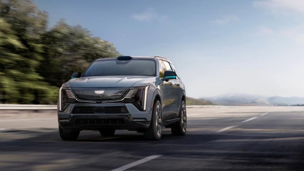 Dirigir sem olhar: GM promete nova direção autônoma para 2028 A General Motors (GM) anunciou uma série de novos recursos para a sua próxima geração de veículos inteligentes. O grande destaque é a tecnologia de direção autônoma “hands off, eyes off” no Cadillac Escalade IQ, previsto para 2028. Teoricamente, os motoristas poderão assistir a um filme enquanto o veículo transita pelas rodovias. general motors