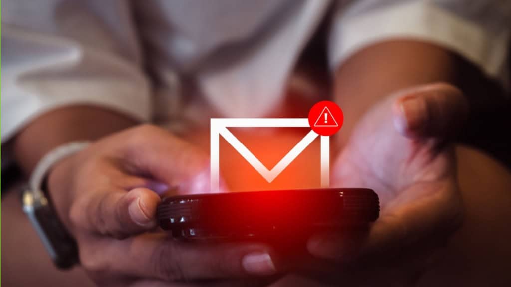 Hacker envia um arquivo LNK malicioso por meio de um e-mail de phishing. Se o usuário clicar no arquivo, ativa o código e torna seu sistema comprometido.