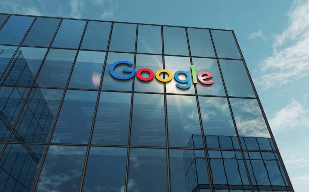 Fachada de um prédio do Google com o logo da empresa fixado