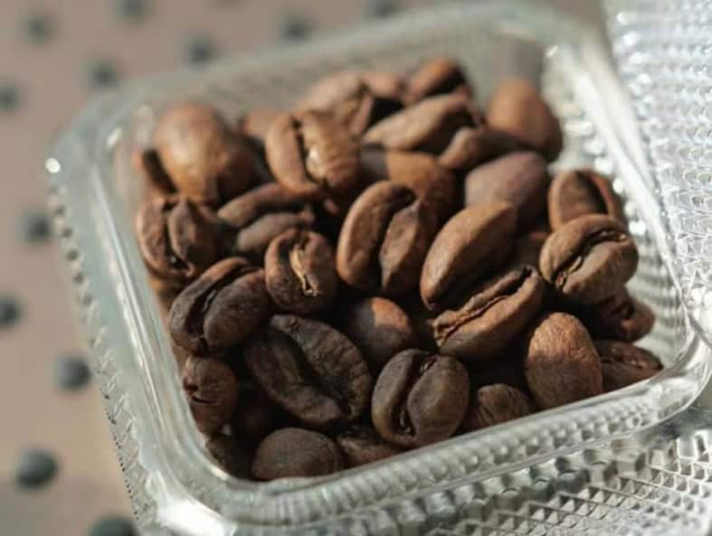 Café mais caro do mundo entra para o Guinness; veja quanto ele custou Tomar café é um hábito para muita gente. Com certeza você conhece algumas pessoas que simplesmente não conseguem passar um dia inteiro sem consumir pelo menos uma xícara. Mas até quanto será que elas estão dispostas a pagar pela bebida? Café mais caro do mundo entra para o Guinness; veja quanto ele custou
