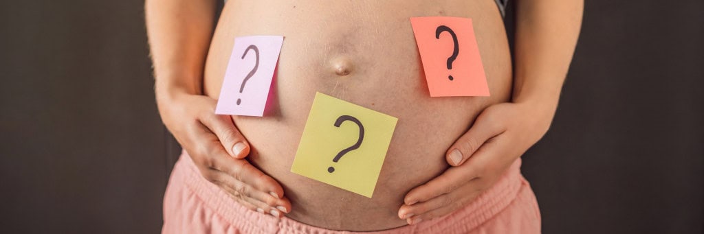 10 mitos sobre a gravidez que você ainda acredita Os mitos sobre a gravidez, transmitidos por gerações, criam sombras e inseguranças desnecessárias numa fase que deveria ser de confiança no corpo feminino. Essas crenças, que vão desde a forma da barriga que supostamente indica o sexo do bebê até restrições alimentares infundadas, persistem como verdades absolutas durante a gestação. Barriga de grávida com post-its de ponto de interrogação colados
