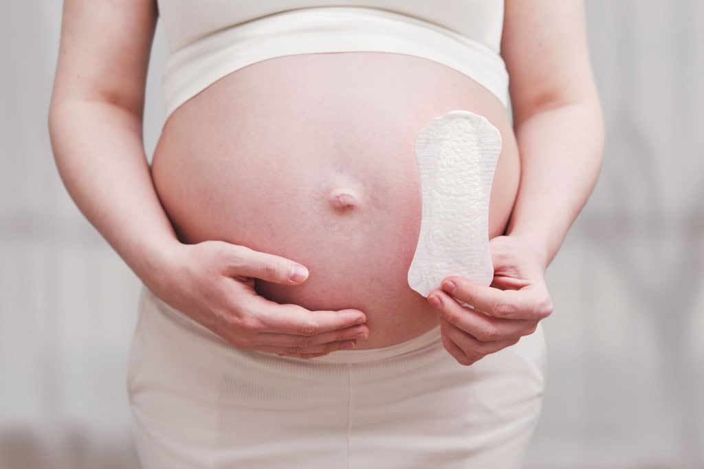 10 mitos sobre a gravidez que você ainda acredita Os mitos sobre a gravidez, transmitidos por gerações, criam sombras e inseguranças desnecessárias numa fase que deveria ser de confiança no corpo feminino. Essas crenças, que vão desde a forma da barriga que supostamente indica o sexo do bebê até restrições alimentares infundadas, persistem como verdades absolutas durante a gestação. Uma mulher grávida segura um absorvente higiênico nas mãos