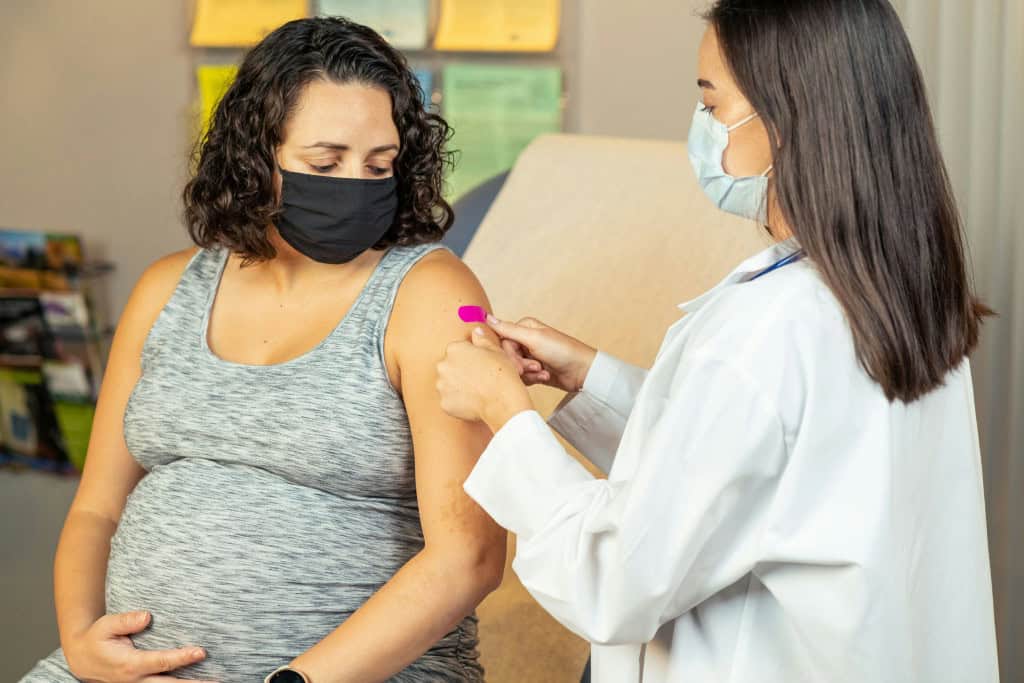 10 mitos sobre a gravidez que você ainda acredita Os mitos sobre a gravidez, transmitidos por gerações, criam sombras e inseguranças desnecessárias numa fase que deveria ser de confiança no corpo feminino. Essas crenças, que vão desde a forma da barriga que supostamente indica o sexo do bebê até restrições alimentares infundadas, persistem como verdades absolutas durante a gestação. Imagem mostra grávida tomando vacina