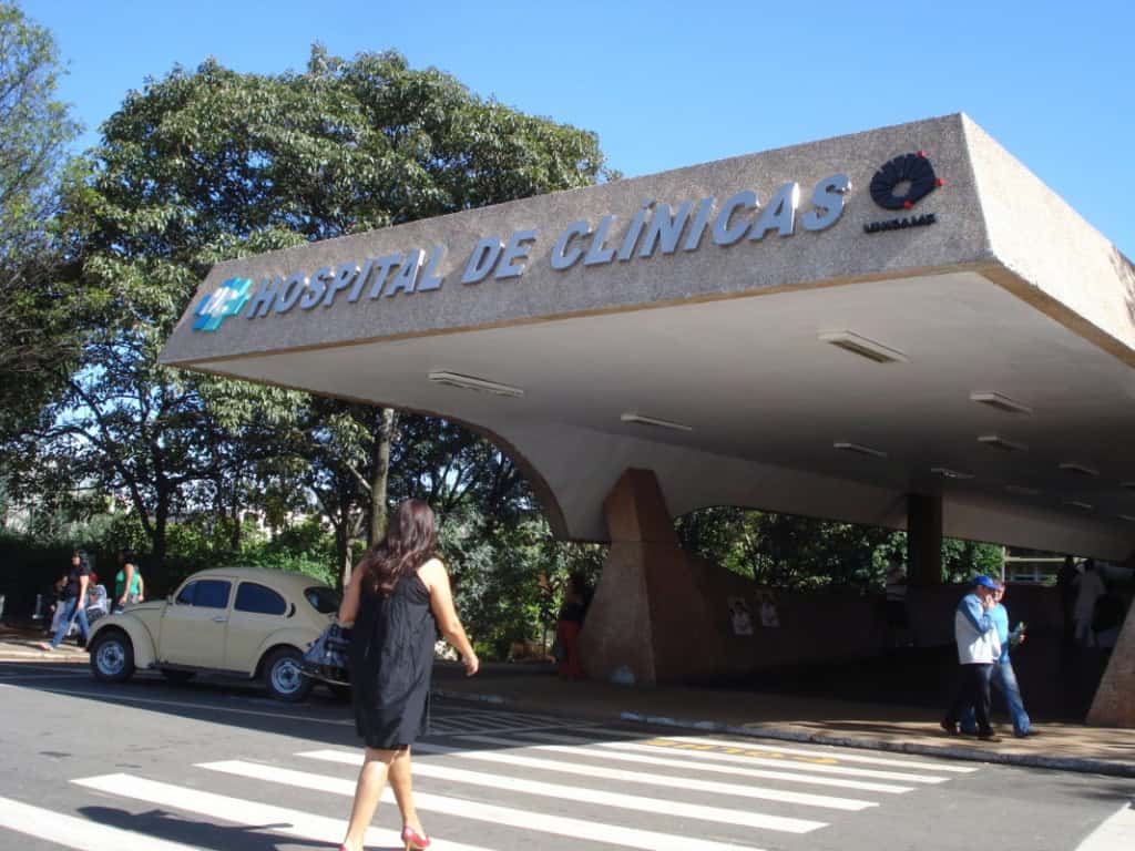 Hospital da Unicamp recebe 98 frascos de Fomepizol, antídoto para o Metanol Na última sexta-feira (10), o Hospital de Clínicas da Unicamp recebeu uma carga com 98 frascos de Fomepizol, substância utilizada como antídoto para intoxicação por Metanol. O remédio foi encaminhado diretamente ao Centro de Informações Toxicológicas (CIATox) e deve ser utilizado segundo as normas do Ministério da Saúde. imagem mostra facha da entrada do hospital de clínicas da unicamp