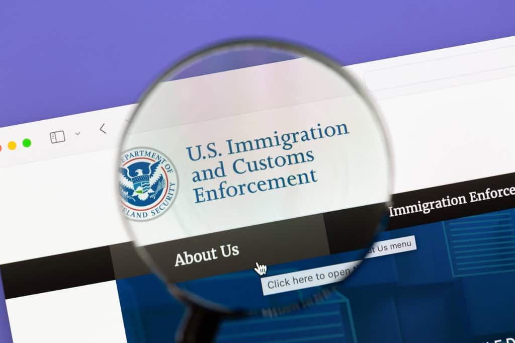 ICE apela para espionagem usando carros com torres de celular falsas O Departamento de Imigração e Controle de Alfândegas (ICE, na sigla em inglês) pagou US$ 825 mil a uma empresa que fabrica veículos equipados com tecnologias de aplicação da lei, incluindo torres de celular falsas, conhecidas como “cell-site simulators” ou simuladores de torre. Esses dispositivos permitem espionar celulares próximos, identificando a localização dos aparelhos e, em alguns casos, interceptando chamadas, mensagens e tráfego de internet. ice EUA