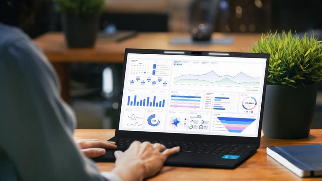 Vision i15M: Positivo lança notebook com minitela interativa A Positivo Tecnologia anunciou o lançamento do notebook Vision i15M, novo modelo da linha Vision. O dispositivo chega ao mercado com foco em oferecer recursos premium a preços acessíveis. Vision i15M: Positivo lança notebook com minitela interativa