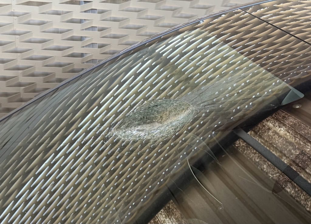 Esta pode ter sido a primeira colisão de meteorito com carro em movimento do mundo Algo inusitado aconteceu com o médico veterinário australiano Andrew Melville-Smith na madrugada de 19 de outubro. Ele teve seu Tesla Model Y atingido por um objeto desconhecido, que provocou danos jamais vistos antes. O Museu da Austrália do Sul recebeu o carro para análise e cogita a possibilidade de impacto de meteorito. Especialistas, no entanto, consideram improvável essa explicação. Esta pode ter sido a primeira colisão de meteorito com carro em movimento do mundo