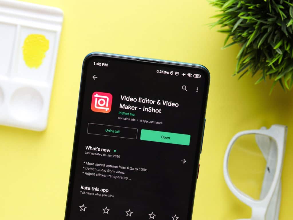 5 alternativas ao Clips para edição de vídeo no iPhone A Apple encerrou oficialmente o suporte ao Clips, seu aplicativo gratuito de edição de vídeo. A decisão, que pegou de surpresa quem usava o app para criar vídeos rápidos e criativos, abre espaço para ferramentas mais completas com recursos profissionais, maior controle e resultados de qualidade. Imagem mostra aplicativo Inshot para edição de vídeos no celular