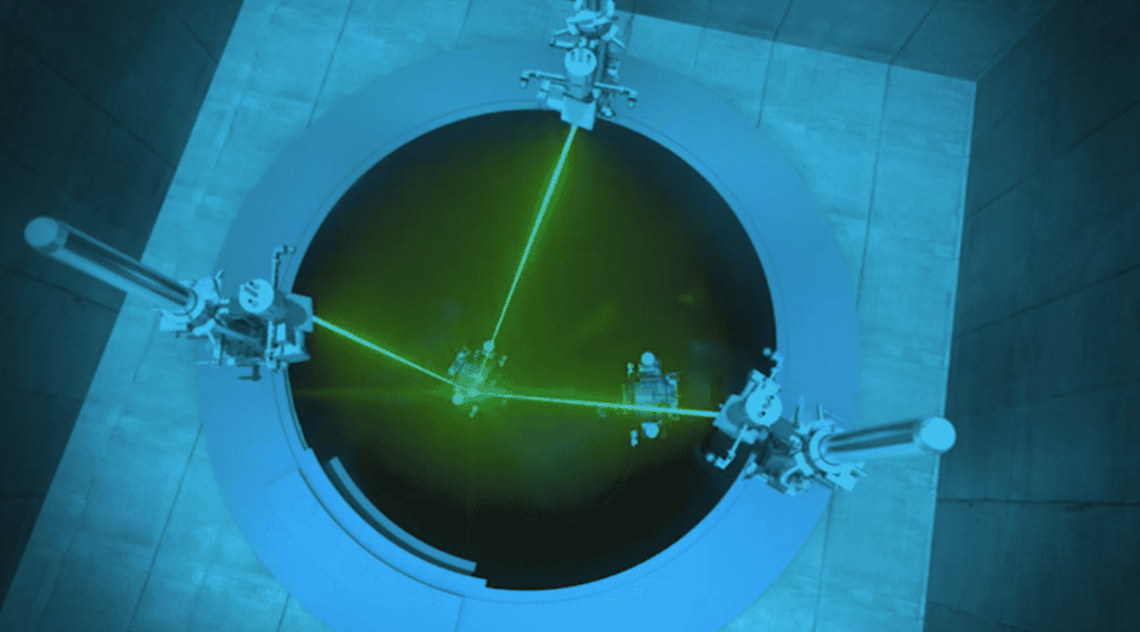 Robô da Mitsubishi mergulha em reator nuclear para testar segurança A Mitsubishi apresentou seu novo robô autônomo capaz de navegar no núcleo de um reator nuclear. Chamado de A-UT, o dispositivo é usado para inspecionar a solidez da estrutura em funcionamento — trabalho que um ser humano não pode fazer por se tratar de um ambiente altamente radioativo operando sob altas temperaturas e pressão. inspecao robo