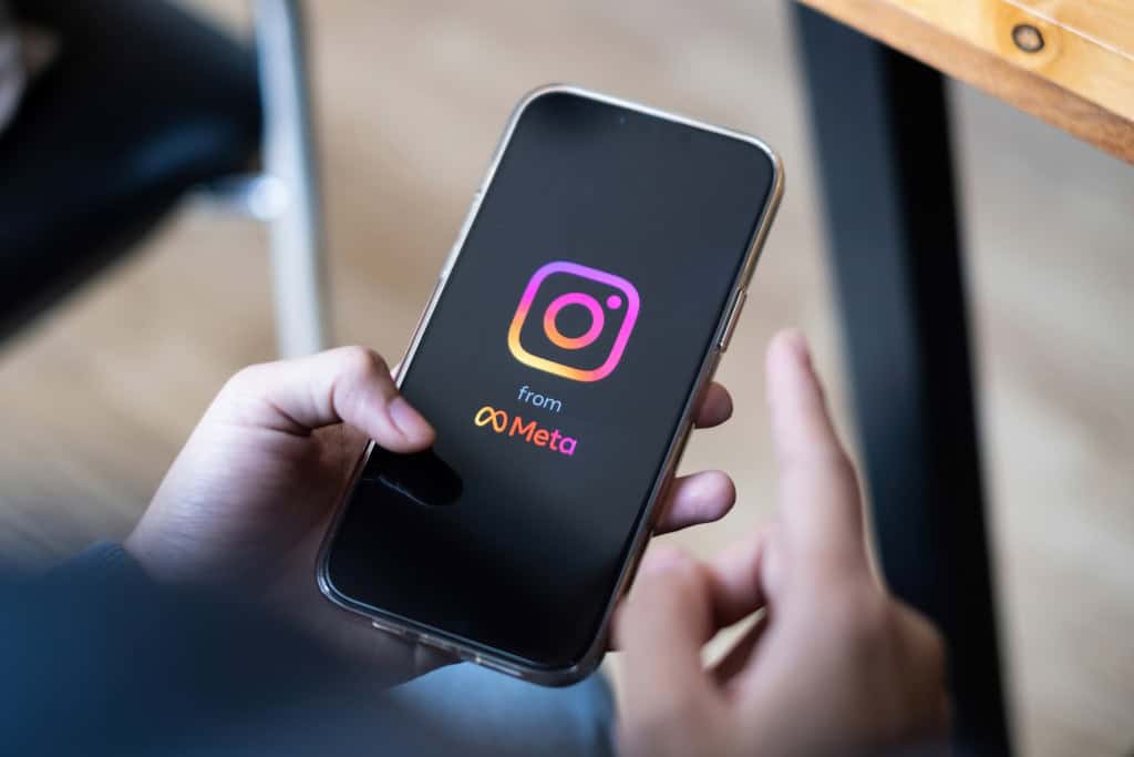 VP do Instagram diz saber “só um pouco” sobre caso Hytalo Santos O vice-presidente global de parcerias do Instagram, Charles Porch, afirmou não estar por dentro do caso envolvendo o influenciador Hytalo Santos, investigado por produção e divulgação de material pornográfico com menores de idade. Em entrevista à CNN Brasil, Porch disse saber “só um pouquinho” sobre o assunto e evitou comentar detalhes sobre as decisões da plataforma. Meta nega espionagem digital, mas polêmica sobre uso de dados e anúncios direcionados continua em alta