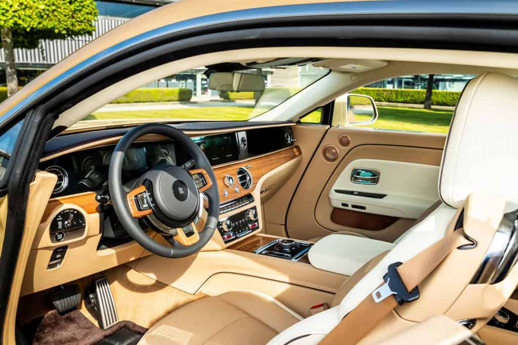 Rolls-Royce cria carro para homenagear cão de clientes; veja fotos Spectre Bailey não é só mais um veículo de luxo da Rolls-Royce. Spectre Bailey é uma declaração de amor. E o homenageado é ele: o cão Bailey, mistura de Labrador e Golden Retriever que compartilha a vida com um casal de clientes de longa data da Rolls-Royce baseado nos Estados Unidos. interior bailey