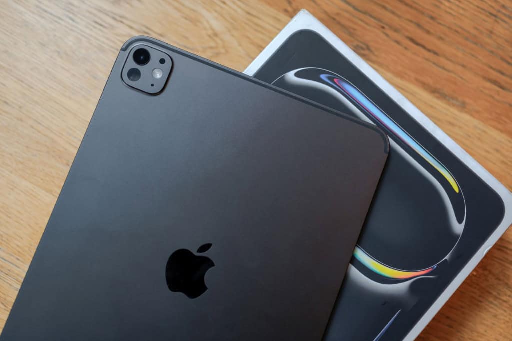 Apple divulga iPhone, iPad e outros dispositivos como obsoletos; veja quais modelos Se você é dono de alguns dispositivos Apple um pouquinho mais antigos, é bom prestar atenção. A empresa atualizou oficialmente sua lista de dispositivos obsoletos e incluiu modelos populares como o iPhone SE original, o iPad Pro de 12,9 polegadas (2ª geração) e versões especiais do Apple Watch. A mudança está preocupando muitos usuários que dependem desses aparelhos no dia a dia. A Apple explica que a obsolescência ocorre 7 anos após a última venda, o que faz alguns modelos perderem suporte antes de outros.