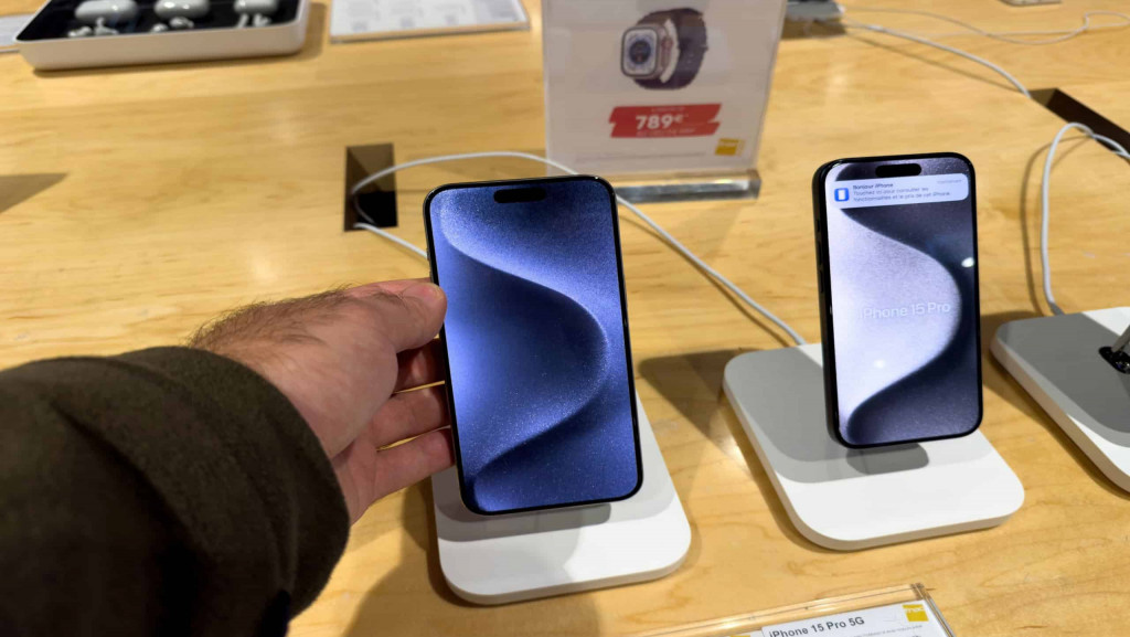 Por que celulares podem sumir de lojas em 2026 O mercado global de celulares deve encolher em 2026, pressionado pela combinação: componentes mais caros e repasse inevitável de custos. É o que aponta a consultoria Counterpoint Research, especializada em pesquisa de mercado no setor de tecnologia, nesta terça-feira (16). Imagem mostra uma mão masculina segurando um Apple iPhone 15 Pro Max exibe em detalhes seu corpo de titânio premium e a luxuosa tela OLED