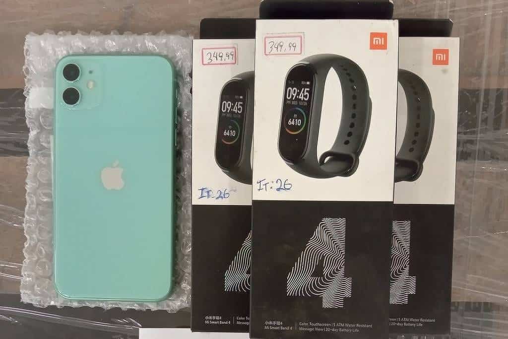 Leilão da Receita tem MacBook, carro e até cadeira de massagem Em 28 de outubro, a Receita Federal fará um novo leilão de mercadorias apreendidas, esquecidas e/ou abandonadas. São mais de 30 lotes disponíveis com valores que chegam a ser até dez vezes menores que os praticados no mercado. iPhone e smartwatches da Xiaomi