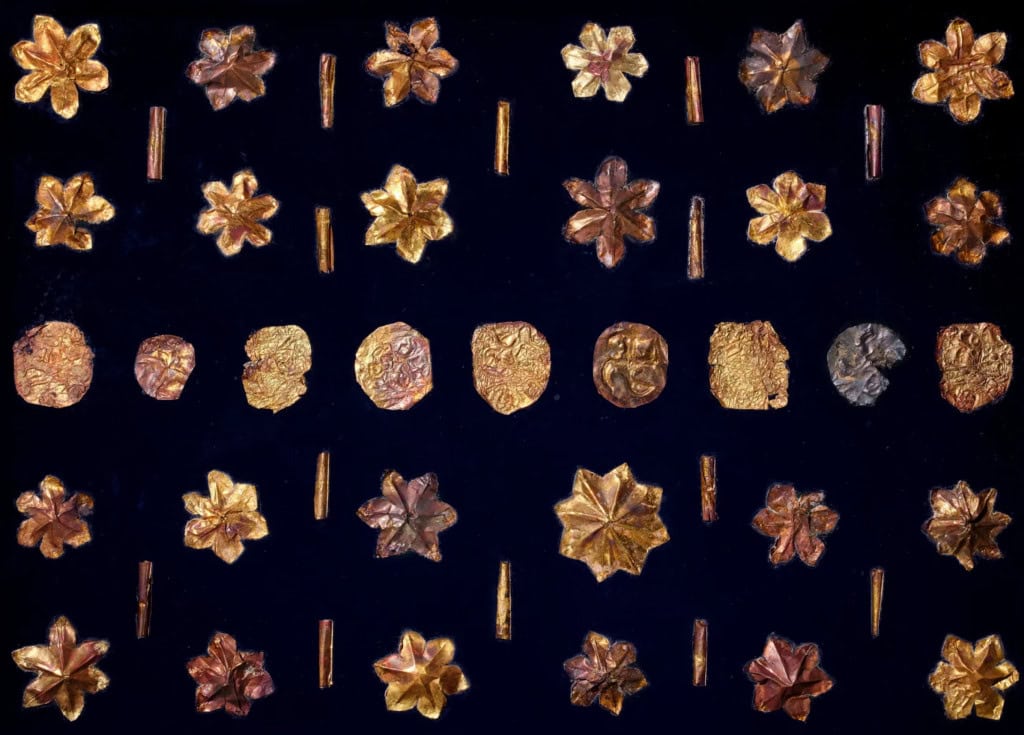 Joias de Buda expõem tensão entre governos e colecionadores Uma polêmica que movimentou o mundo da arqueologia e do comércio de antiguidades em 2025 terminou com a suspensão de um leilão milionário da Sotheby’s, que venderia as “Relíquias Sagradas de Piprahwa” (centenas de joias associadas a Buda), após o governo da Índia exigir a devolução das peças e ameaçar ação judicial. Joias de Buda expõem tensão entre governos e colecionadores