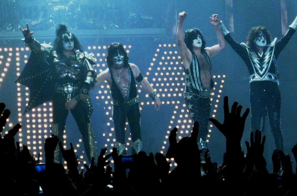 Ace Frehley, cofundador do Kiss, morre após queda O guitarrista e cofundador da banda Kiss, Paul Daniel “Ace” Frehley, morreu nesta quinta-feira (16), aos 74 anos. O músico sofreu ferimentos decorrentes de uma queda ocorrida no mês passado. Ace Frehley, cofundador do Kiss, morre após queda
