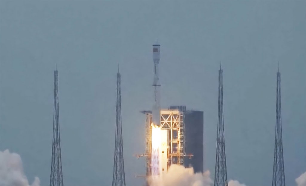 Imagens de satélite revelam segredos de espaçonave chinesa Uma empresa australiana chamada HEO (sigla em inglês para Robótica em Órbita Alta da Terra) conseguiu fotografar e modelar um misterioso satélite chinês momentos antes da reentrada da espaçonave Xinjishu Yanzheng-7 na atmosfera terrestre. Imagens de satélite revelam segredos de espaçonave chinesa