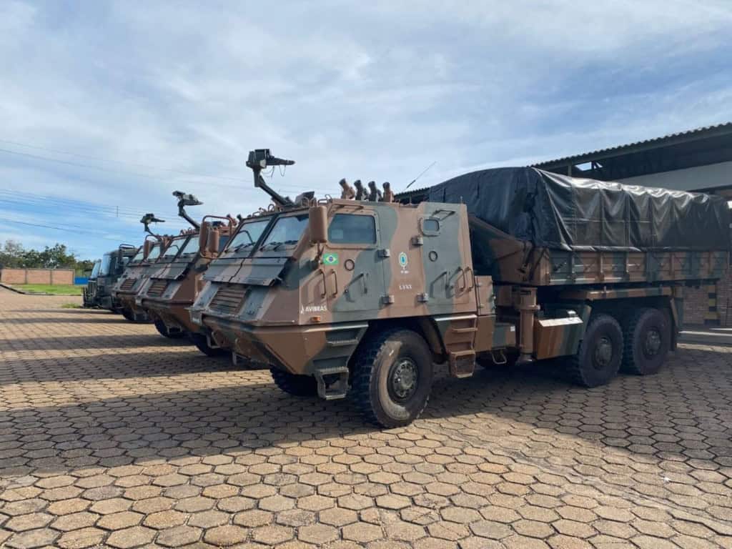 Exército e FAB lançam o maior míssil do Brasil na Amazônia Em um exercício conjunto, o Exército e a Força Aérea Brasileira lançaram uma das armas mais poderosas do mundo na Serra do Tucano, em Boa Vista (RR). O sistema Astros tem um alcance de até 90,2 km por foguete e 300 km com o Míssil Tático de Cruzeiro, considerado o mais avançado do país. lanca astros
