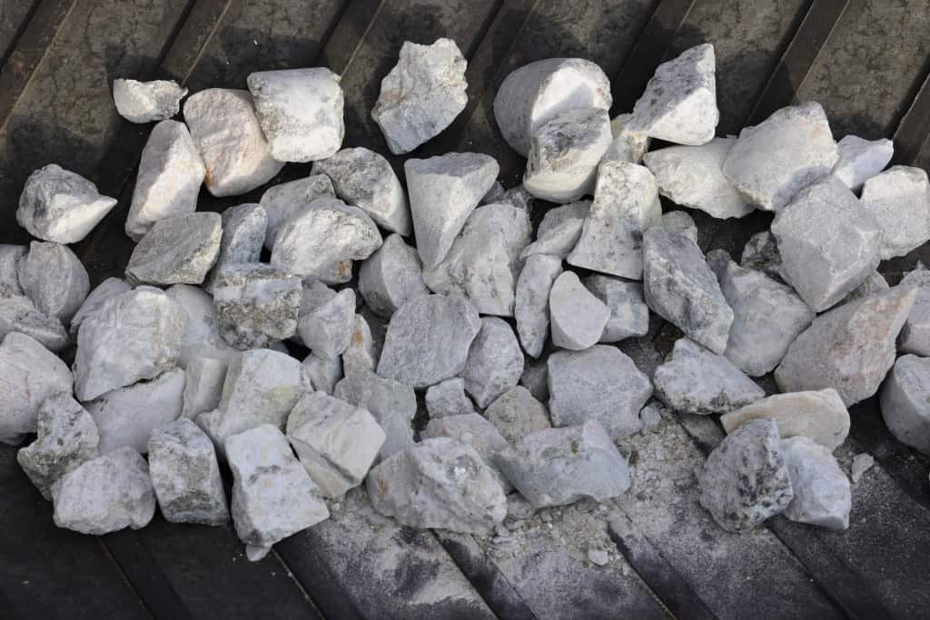 DβS, subproduto da mineração de lítio, melhora propriedades do concreto e contribui para práticas sustentáveis na construção.
