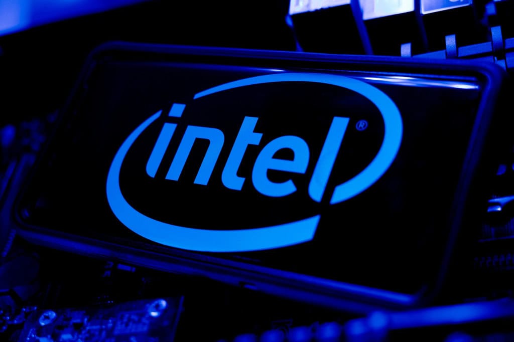 Intel surpreende investidores… mas ainda enfrenta uma grande dúvida Conforme reportado pelo Olhar Digital, a Intel divulgou resultados acima do esperado nesta semana. O relatório trimestral mostrou uma retomada na demanda por processadores para PCs e indicou progresso nos esforços de reestruturação da companhia. Logo da Intel em um smartphone na horizontal