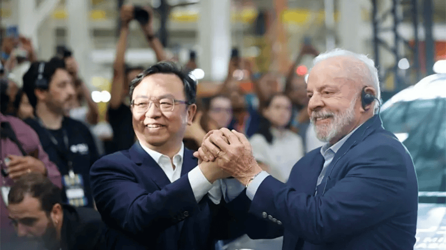 BYD estreia primeira fábrica no Brasil Nesta quinta-feira (9), a BYD iniciou as atividades de sua primeira fábrica no Brasil, em Camaçari (BA), durante solenidade marcada pela presença do presidente Luiz Inácio Lula da Silva, do vice, Geraldo Alckmin, e o CEO global da montadora, Wang Chuanfu. CEO da BYD e o presidente Lula sorrindo e se cumprimentando