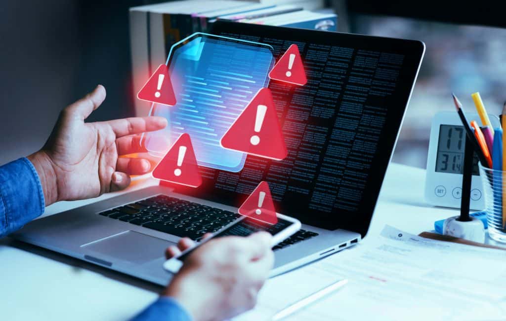 Atenção, usuários de Mac! Novo golpe começa com uma simples busca no Google De acordo com dados de um relatório recente da Huntress, empresa especializada em detecção e resposta a ameaças, há um novo método de ataque voltado a donos de computadores Mac, no qual criminosos conseguem levar usuários a copiar e colar um comando no Terminal do macOS que, em vez de liberar espaço no disco, instala um software malicioso chamado AMOS. O programa tem capacidade de coletar credenciais do iCloud, arquivos pessoais e informações de cartões de crédito. malware