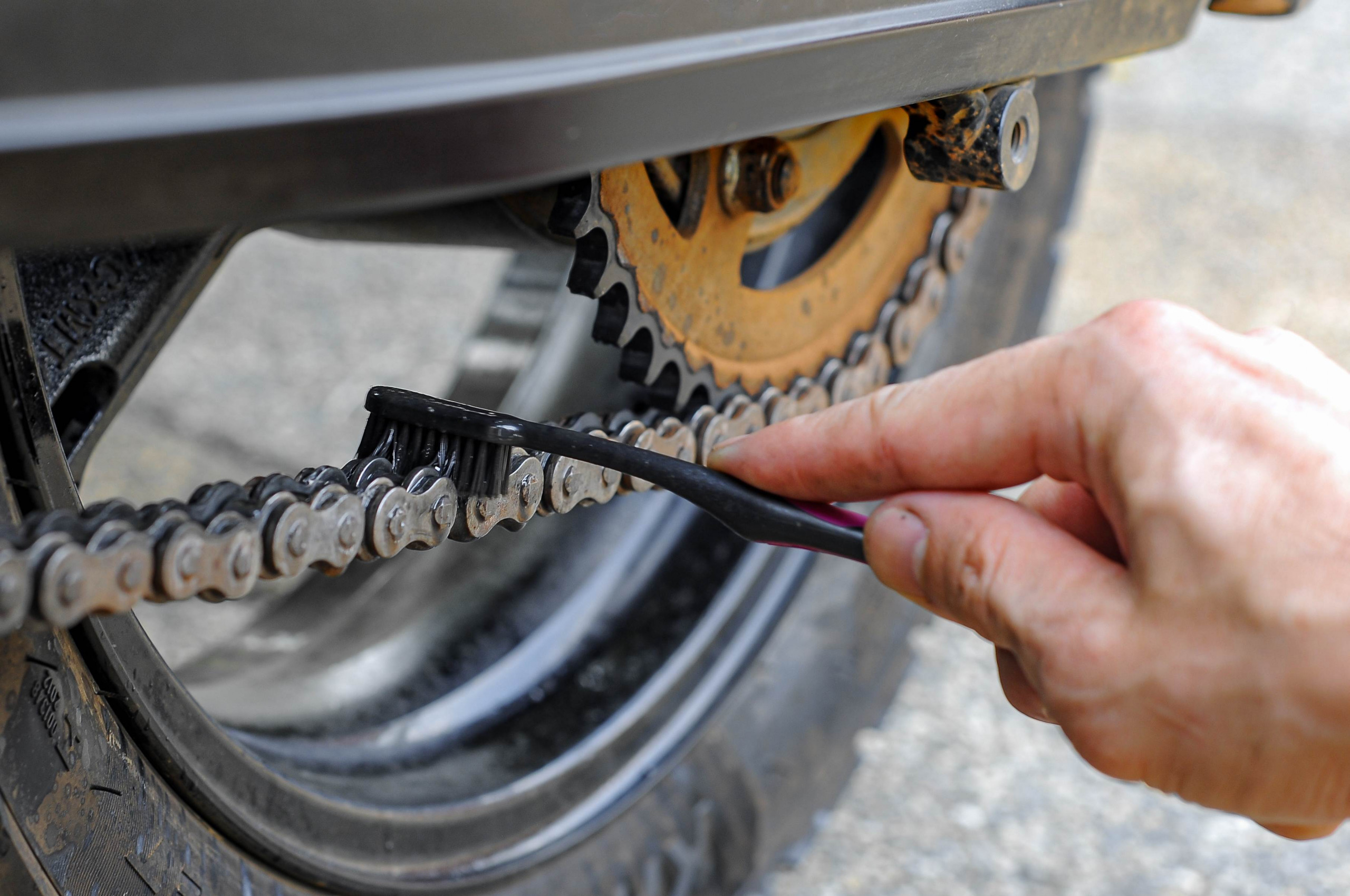 Quando limpar, ajustar e lubrificar a corrente da moto? A corrente é um dos componentes mais importantes da moto, já que ela quem transfere toda a força gerada pelo motor para a roda traseira e, sem esse ela a moto não sairia do lugar. Manutenção de corrente de motocicleta