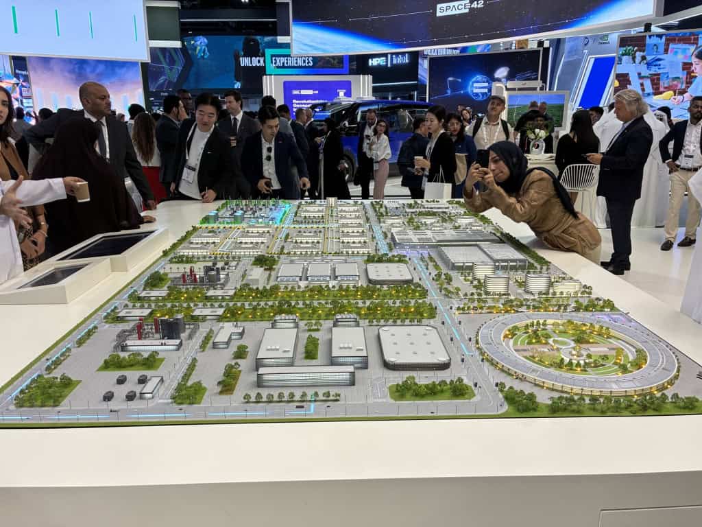 GITEX 2025: “Pai” do ChatGPT, Sam Altman esboça os próximos passos da tecnologia Volte 5 anos no tempo, para 2020. Se você descrevesse tudo o que uma inteligência artificial é capaz de fazer, talvez parecesse uma maluquice. É assim que o CEO da OpenAI, Sam Altman, respondeu a uma pergunta sobre a projeção para a tecnologia nos próximos anos. O executivo concedeu entrevista por videoconferência durante a GITEX Global, uma feira de tecnologia realizada em Dubai. maquete dubai khazna