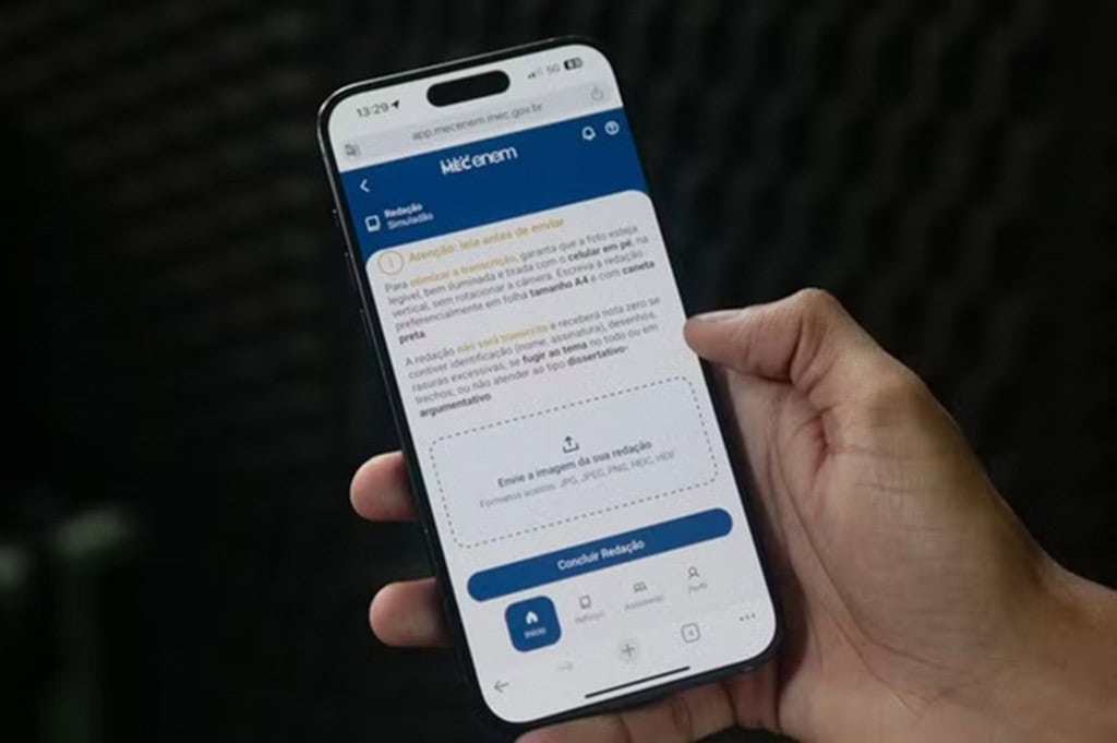 MEC lança aplicativo para candidatos estudarem para o Enem O Ministério da Educação (MEC) disponibilizou nesta sexta-feira (10) o aplicativo MEC Enem, em que candidatos e estudantes no geral poderão estudar para o exame. O programa reúne questões divididas por áreas de conhecimento, correção de redação e assistente de IA que ajuda a criar cronogramas de estudo. MEC Enem