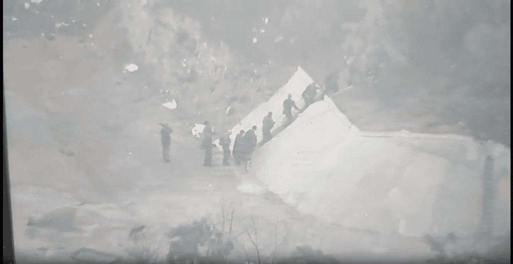 Drones são utilizados por criminosos e policiais em megaoperação no RJ Nesta terça-feira (28), a polícia do Rio de Janeiro (RJ) deflagrou uma megaoperação para prender 100 pessoas em dois complexos da cidade, Penha e Alemão. E a tecnologia está sendo utilizada tanto pelos criminosos, como pelos policiais, especialmente drones. Bandidos deixando complexo pela mata