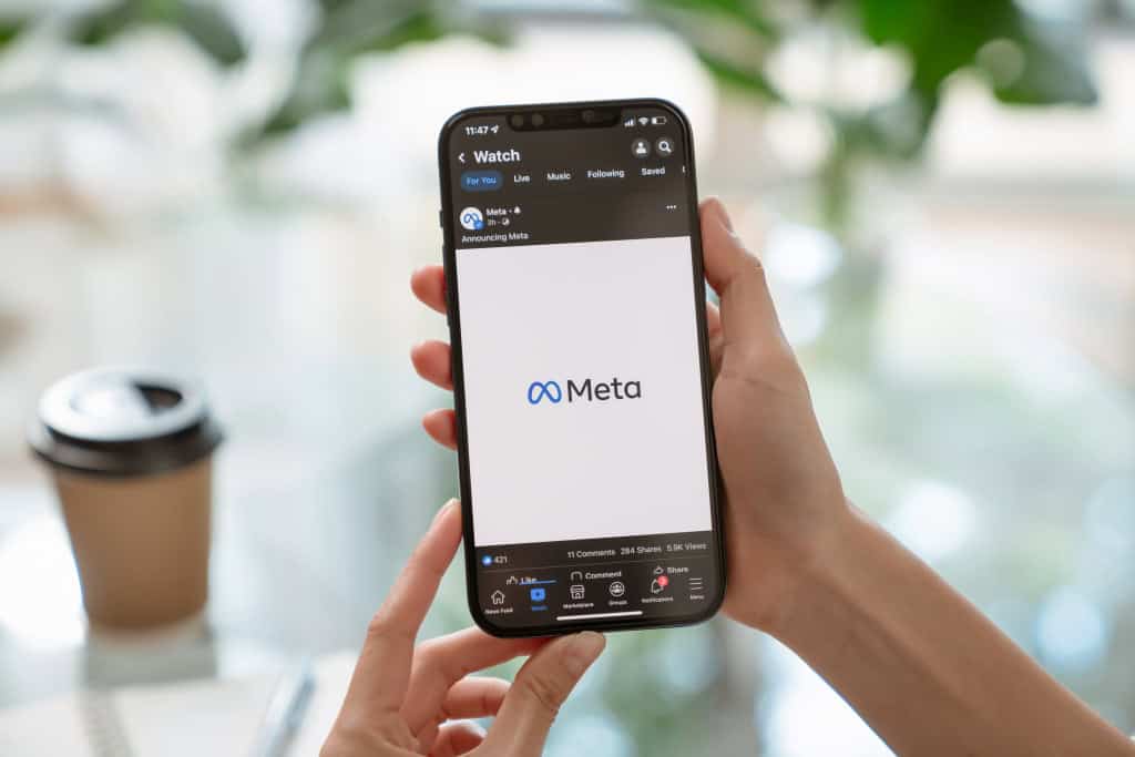 Apple perde líder de projeto de IA da Siri para a Meta A Apple enfrenta mais uma baixa em seu setor de inteligência artificial (IA). De acordo com informações publicadas por Mark Gurman, da Bloomberg, o executivo Ke Yang, responsável pelo desenvolvimento de ferramentas de busca baseadas em IA dentro da empresa, está deixando o cargo para se juntar à Meta. Meta anuncia novo data center de inteligência artificial em El Paso