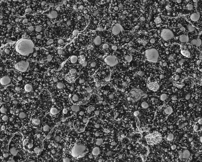 Pesquisadores criam metal líquido que se regenera e pode ser totalmente reciclado Lidar com o lixo eletrônico é um dos maiores desafios ambientais do século XXI. Segundo estudo da Universidade de Washington (UW) (EUA), até 2030, o planeta poderá produzir 60 milhões de toneladas de resíduos tecnológicos por ano. Essa montanha de componentes, difíceis e caros de reciclar, ainda expõe trabalhadores e o meio ambiente a metais tóxicos, como chumbo e mercúrio. Pesquisadores criam metal líquido que se regenera e pode ser totalmente reciclado