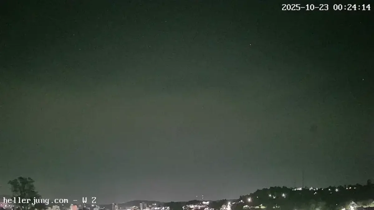 Chuva de meteoros Oriônidas: veja bola de fogo no céu do RS e outras imagens incríveis Conforme noticiado pelo Olhar Digital, esta semana aconteceu o pico da chuva de meteoros Oriônidas, entre as madrugadas de terça (21) e quinta-feira (23). Esse evento ocorre anualmente na mesma época, sendo possível observar de 10 a 20 meteoros por hora no céu durante a atividade máxima. Chuva de meteoros Oriônidas: veja bola de fogo no céu do RS e outras imagens incríveis