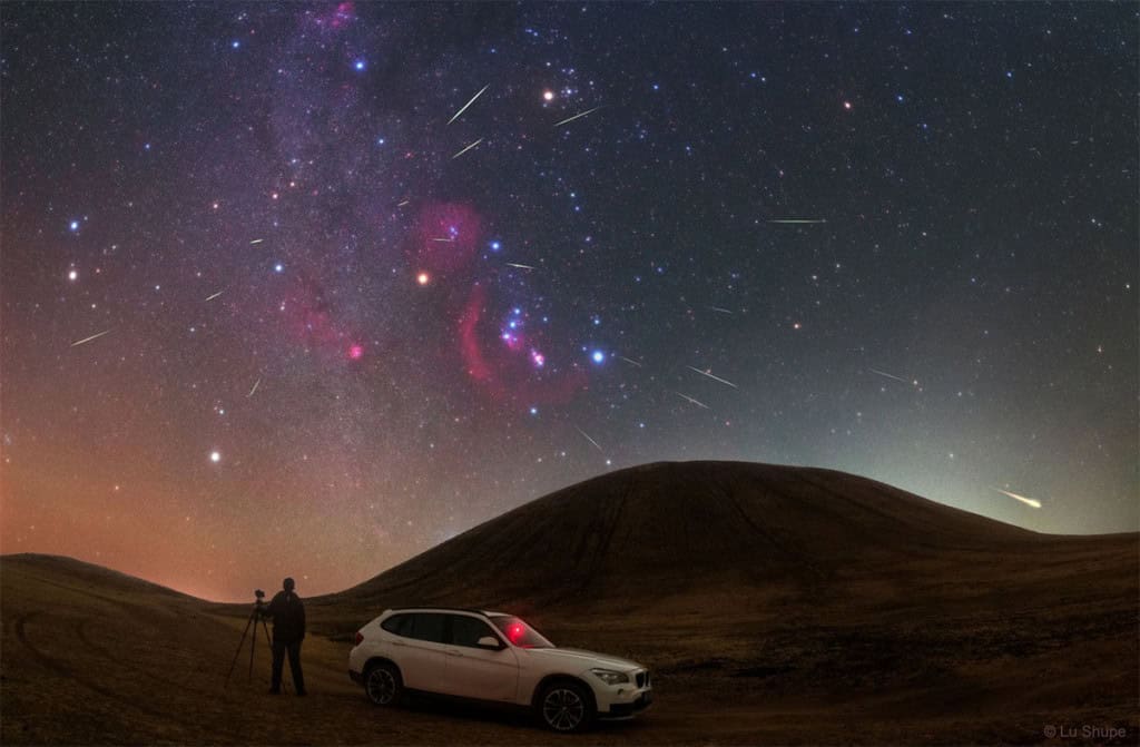Chuva de meteoros Oriônidas está no auge – saiba como observar Apaixonados por observação astronômica têm excelentes motivos para olhar para o céu esta semana. Dependendo da localidade, será possível ver dois cometas no mesmo dia, além de muitas “estrelas cadentes” – ou melhor: os rastros luminosos de uma chuva de meteoros (talvez, até duas). E tudo isso, graças à ajuda da Lua. Chuva de meteoros Oriônidas está no auge – saiba como observar