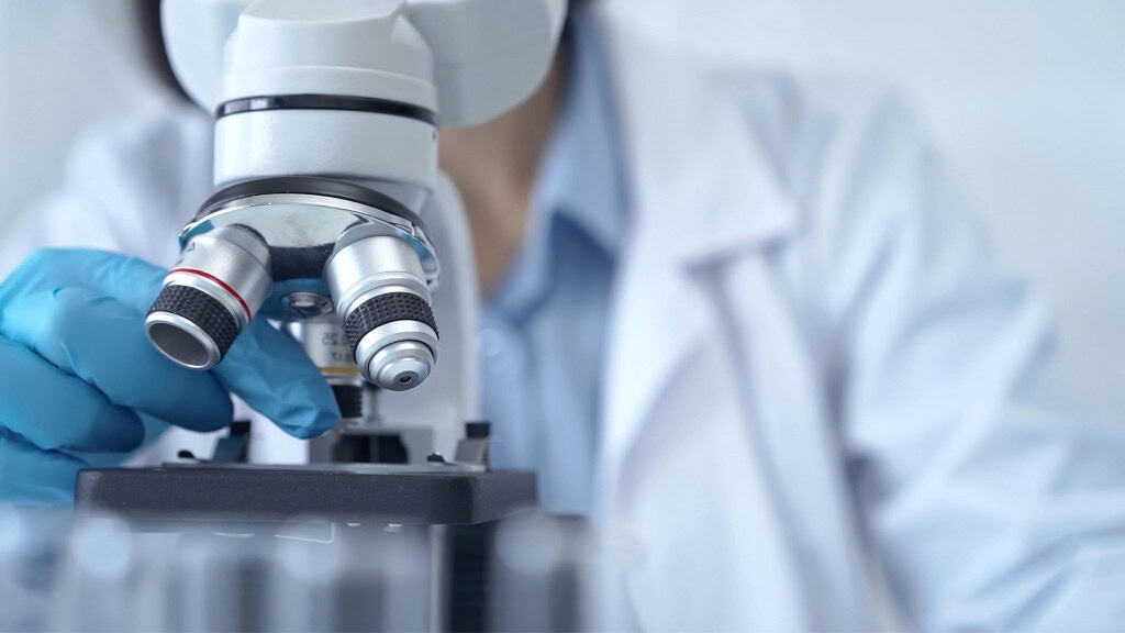 Vacinas de mRNA contra Covid-19 potencializam tratamento de câncer Vacinas de mRNA, como as utilizadas contra a Covid-19, podem auxiliar no tratamento do câncer. Essa descoberta foi apresentada hoje no Congresso da Sociedade Europeia de Oncologia Médica (ESMO) de 2025. O estudo foi liderado por Steven Lin, M.D., Ph.D., professor de Oncologia Radioterápica, e Adam Grippin, M.D., Ph.D., residente sênior na mesma área. Vacinas de mRNA contra Covid-19 potencializam tratamento de câncer