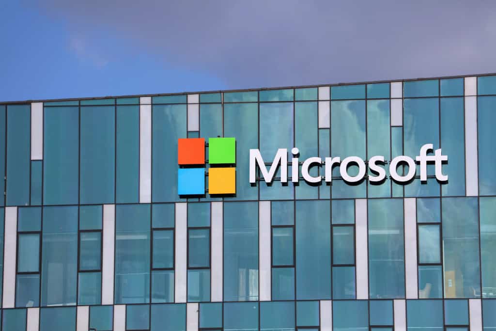 Microsoft supera expectativas com crescimento recorde do Azure A Microsoft divulgou resultados acima do esperado para o primeiro trimestre fiscal, impulsionados pelo crescimento de sua unidade de Nuvem Inteligente, que inclui o Azure. Fachada da Microsoft