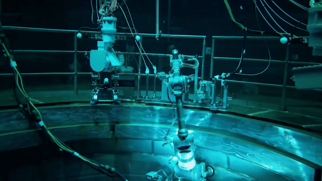 Robô da Mitsubishi mergulha em reator nuclear para testar segurança A Mitsubishi apresentou seu novo robô autônomo capaz de navegar no núcleo de um reator nuclear. Chamado de A-UT, o dispositivo é usado para inspecionar a solidez da estrutura em funcionamento — trabalho que um ser humano não pode fazer por se tratar de um ambiente altamente radioativo operando sob altas temperaturas e pressão. mitsubishi robo