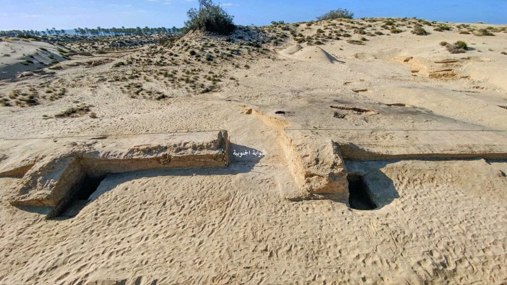Fortaleza de 3.500 anos revela sistema de defesa do antigo Egito Uma equipe de arqueólogos egípcios descobriu uma fortaleza militar que remonta ao Novo Império, há 3.500 anos, no sítio arqueológico de Tell el-Kharouba, no Sinai do Norte. Trata-se de uma das maiores e mais importantes fortalezas descobertas na Rota de Guerra de Hórus, localizada perto da costa do Mediterrâneo, segundo o Ministério do Turismo e Antiguidades do Egito, e demonstra o “brilhantismo do planejamento militar dos reis”. muralhas egito