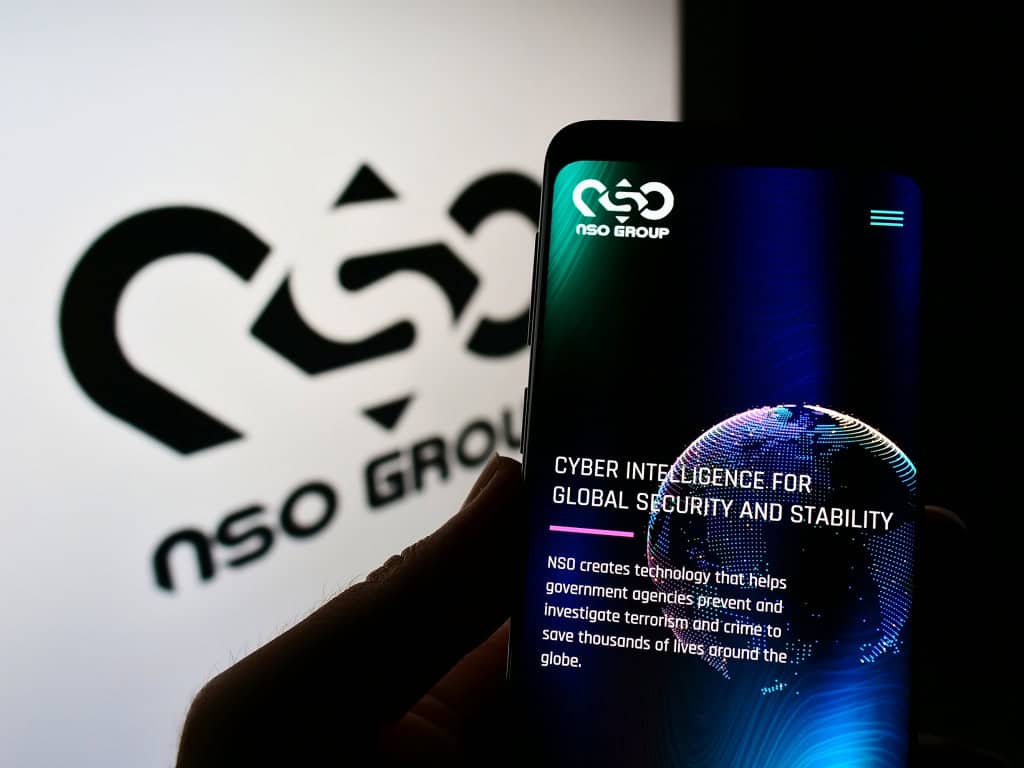 EUA ordena que empresa de ciberinteligência pare de espionar o WhatsApp Um tribunal dos Estados Unidos ordenou que o grupo NSO, empresa de ciberinteligência de Israel, pare de usar seu software de espionagem no WhatsApp. Executivos da Meta comemoraram a decisão. nso group
