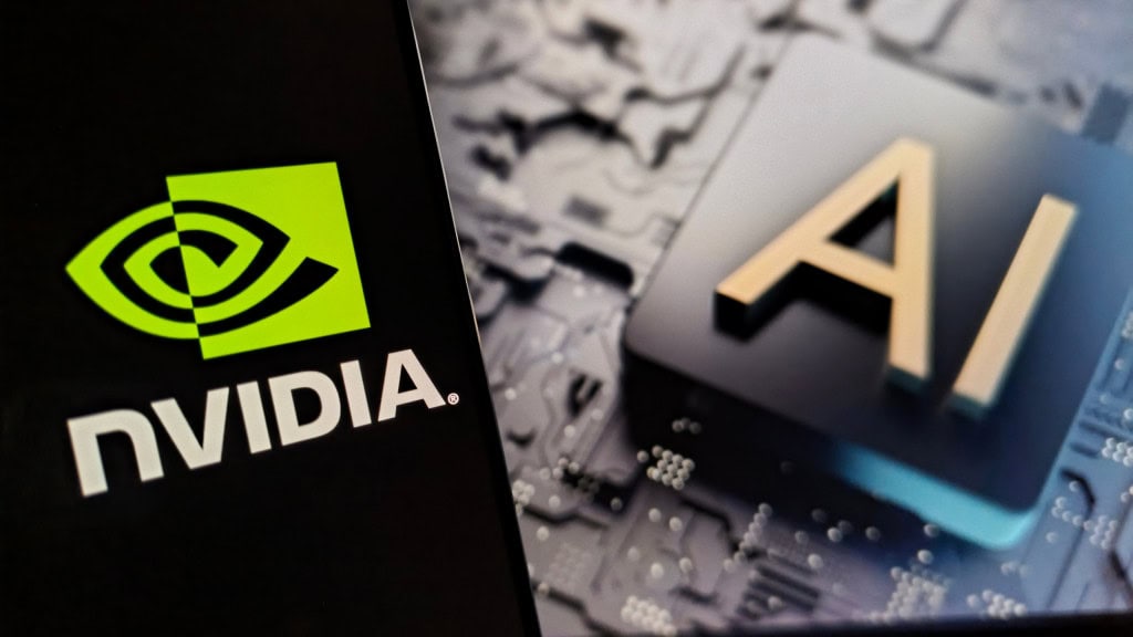 CEO da Nvidia: “EUA não estão muito à frente da China” na corrida de IA O CEO da Nvidia, Jensen Huang, participou do programa Squawk Box, da CNBC, nesta quarta-feira (8). O executivo, que tem mantido relações amigáveis com a China, elogiou empresas chinesas e afirmou que os Estados Unidos não estão tão à frente assim na corrida de IA. Logo da Nvidia em um smartphone, com uma placa-mãe atrás, cuja CPU leva os dizeres "AI"
