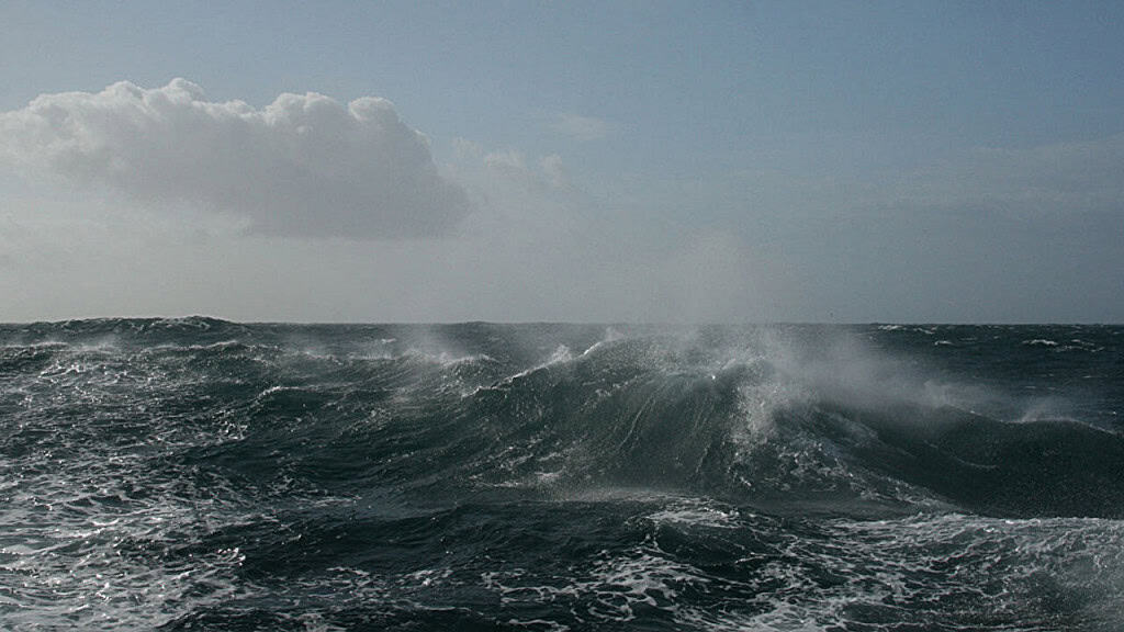 “Arroto” do oceano Antártico pode gerar aquecimento mesmo com resfriamento Um artigo publicado este mês na revista AGU Advances alerta para um possível efeito colateral natural da recuperação climática: o Oceano Antártico deve liberar parte do calor acumulado ao longo do último século caso as temperaturas globais comecem a cair. Segundo o estudo, esse processo – apelidado de “arroto oceânico” – poderia gerar um novo período temporário de aquecimento, mesmo após a redução das emissões de dióxido de carbono (CO₂). “Arroto” do oceano Antártico pode gerar aquecimento mesmo com resfriamento