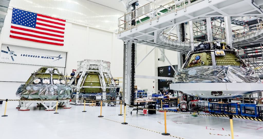 Plano B para a Lua: Lockheed estuda lançar nave Orion em outros foguetes A NASA e a Lockheed Martin estão avaliando a possibilidade de lançar a espaçonave Orion em foguetes diferentes do Space Launch System (SLS), rompendo uma parceria que perdura há quase duas décadas. Foto mostra os Orions de Artemis II, III e IV todos juntos