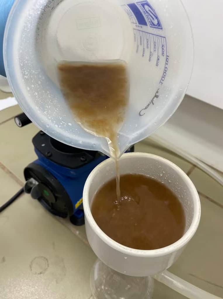 Papel vegetal criado por brasileiros pode substituir plástico Combater a poluição causada pelo plástico é um dos maiores desafios da atualidade. Uma das opções defendidas é simplesmente substituir estes materiais por alternativas mais amigáveis para o meio ambiente. Papel vegetal criado por brasileiros pode substituir plástico