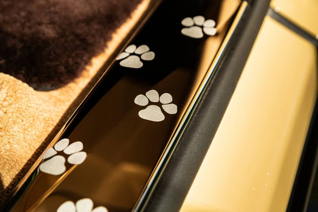 Rolls-Royce cria carro para homenagear cão de clientes; veja fotos Spectre Bailey não é só mais um veículo de luxo da Rolls-Royce. Spectre Bailey é uma declaração de amor. E o homenageado é ele: o cão Bailey, mistura de Labrador e Golden Retriever que compartilha a vida com um casal de clientes de longa data da Rolls-Royce baseado nos Estados Unidos. pegadas bailey