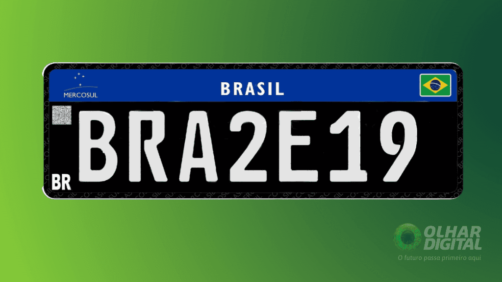 Sabia que as placas Mercosul tem diferentes cores? Veja o que cada uma significa Desde 2020, o Brasil adotou oficialmente o padrão de placas Mercosul, uma proposta de integração entre os países do bloco econômico, Argentina, Brasil, Paraguai e Uruguai, que vai muito além da estética. A ideia é simples, mas ambiciosa, padronizar a identificação dos veículos, facilitar o trânsito entre fronteiras e reforçar o combate a fraudes e clonagens. Placas Mercosul com fundo preto e caracteres brancos